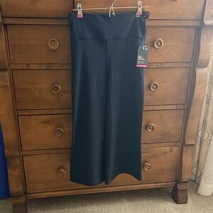 GAP Fit Black High Compression wide leg cropped Leggings